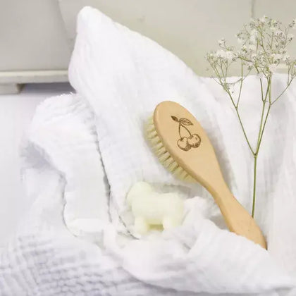BARNABÉ AIME LE CAFÉ - Baby hairbrush: Cherry