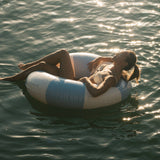 Sunnylife - Tube Pool Ring La Mer Med Blue