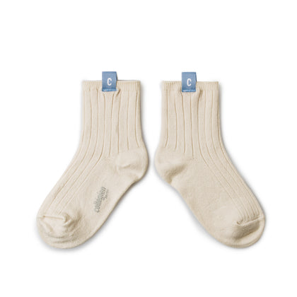 Collegien Cyril - Ribbed Ankle Socks with C Label ~ Cream